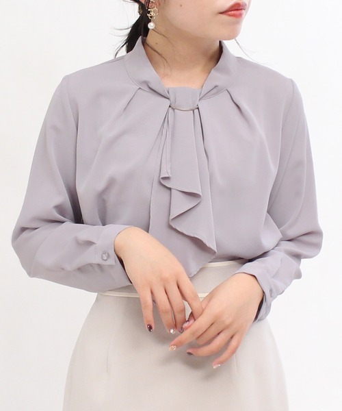 ASTORIA ODIER(アストリアオディール)の「金具使いボウタイブラウス(シャツ/ブラウス・レディース・ホワイト/ベージュ/ネイビー/ピンク/グリーン/モカ/キャメル/ラベンダー/ミント/ピンクベージュ/アイボリー/スモークピンク/グレイッシュブルー/サックスブルー・MEDIUM/LARGE/SMALL)」の10枚目の写真