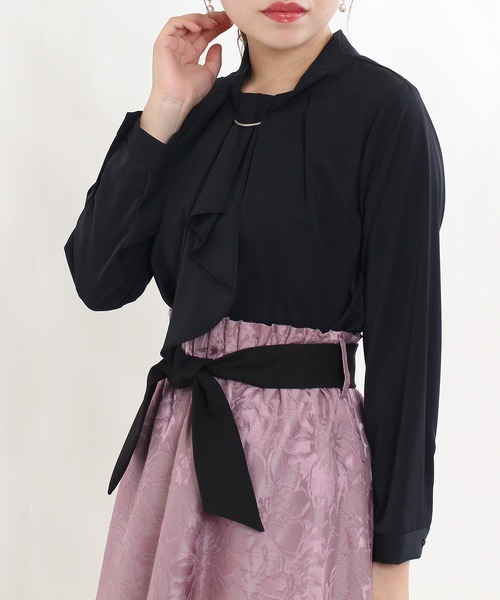 ASTORIA ODIER(アストリアオディール)の「金具使いボウタイブラウス(シャツ/ブラウス・レディース・ホワイト/ベージュ/ネイビー/ピンク/グリーン/モカ/キャメル/ラベンダー/ミント/ピンクベージュ/アイボリー/スモークピンク/グレイッシュブルー/サックスブルー・MEDIUM/LARGE/SMALL)」の1枚目の写真