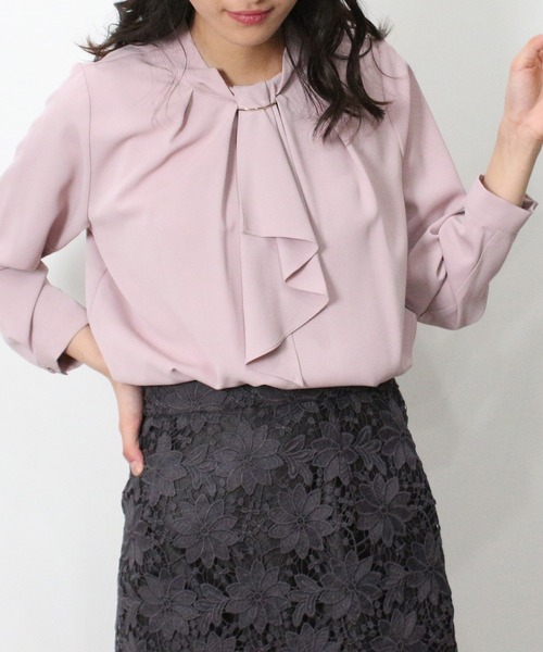 ASTORIA ODIER(アストリアオディール)の「金具使いボウタイブラウス(シャツ/ブラウス・レディース・ホワイト/ベージュ/ネイビー/ピンク/グリーン/モカ/キャメル/ラベンダー/ミント/ピンクベージュ/アイボリー/スモークピンク/グレイッシュブルー/サックスブルー・MEDIUM/LARGE/SMALL)」の20枚目の写真