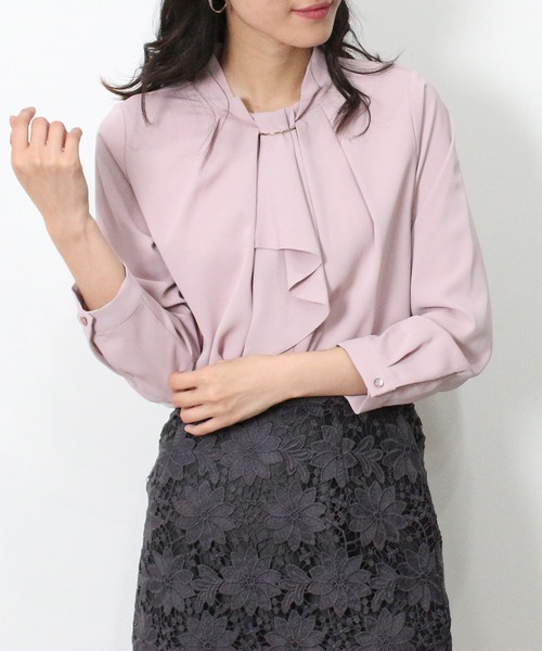 ASTORIA ODIER(アストリアオディール)の「金具使いボウタイブラウス(シャツ/ブラウス・レディース・ホワイト/ベージュ/ネイビー/ピンク/グリーン/モカ/キャメル/ラベンダー/ミント/ピンクベージュ/アイボリー/スモークピンク/グレイッシュブルー/サックスブルー・MEDIUM/LARGE/SMALL)」の22枚目の写真