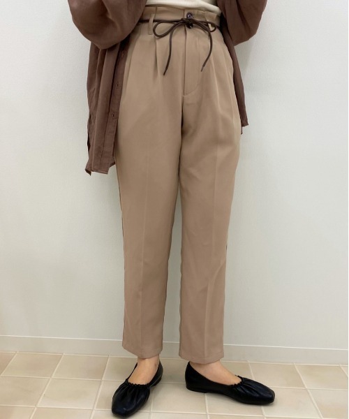 apres jour（アプレジュール）の「MILKテーパードパンツ【ZOZOTOWN限定アイテム】（その他パンツ・レディース・ブラック/ダークブラウン/ベージュ/スモークピンク/ボルドー/モカ/ダークブルー/アイボリー・X-LARGE/MEDIUM/SMALL）」の6枚目の写真