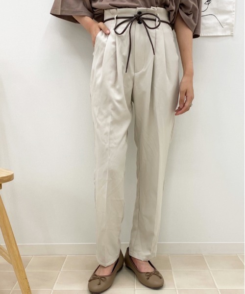 apres jour（アプレジュール）の「MILKテーパードパンツ【ZOZOTOWN限定アイテム】（その他パンツ・レディース・ブラック/ダークブラウン/ベージュ/スモークピンク/ボルドー/モカ/ダークブルー/アイボリー・X-LARGE/MEDIUM/SMALL）」の2枚目の写真
