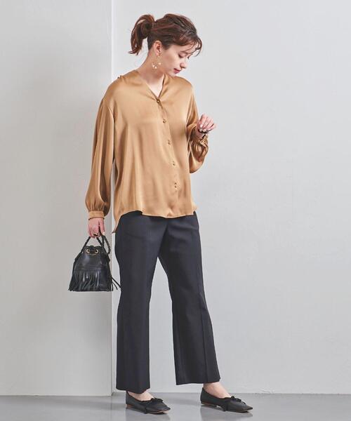 UNITED ARROWS（ユナイテッドアローズ）の「UBCB キューブボタン Vネック ブラウス（シャツ/ブラウス・レディース・ベージュ/オフホワイト/ダークグリーン・38/36）」の9枚目の写真