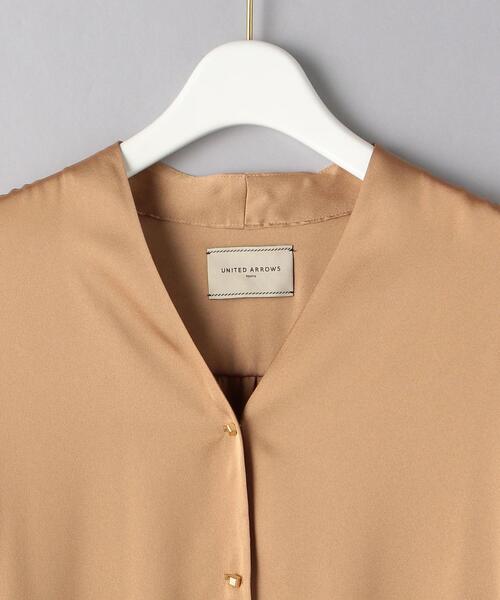 UNITED ARROWS（ユナイテッドアローズ）の「UBCB キューブボタン Vネック ブラウス（シャツ/ブラウス・レディース・ベージュ/オフホワイト/ダークグリーン・38/36）」の4枚目の写真