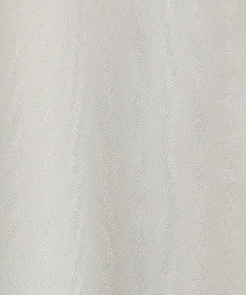 UNITED ARROWS（ユナイテッドアローズ）の「UBCB キューブボタン Vネック ブラウス（シャツ/ブラウス・レディース・ベージュ/オフホワイト/ダークグリーン・38/36）」の15枚目の写真