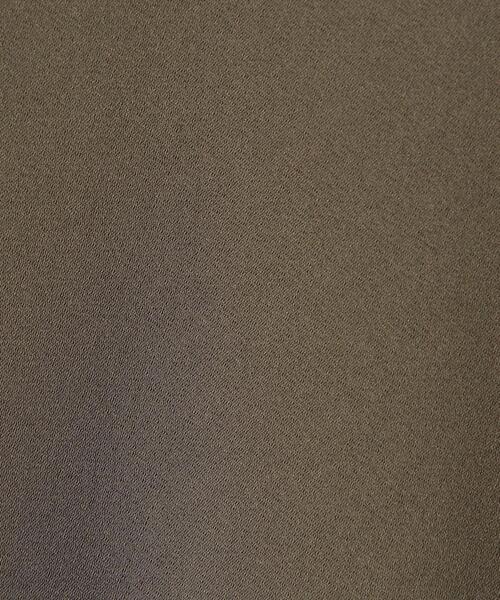 UNITED ARROWS（ユナイテッドアローズ）の「UBCB キューブボタン Vネック ブラウス（シャツ/ブラウス・レディース・ベージュ/オフホワイト/ダークグリーン・38/36）」の17枚目の写真