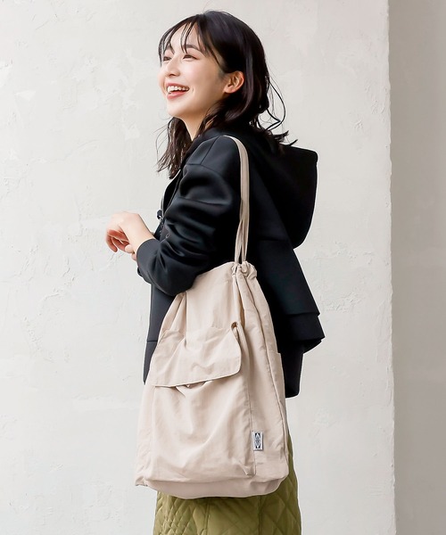 KOBE LETTUCE（コウベレタス）の「撥水加工折り畳みビッグポケットトートバッグ（トートバッグ・レディース・ブラック/グレイッシュベージュ/ピンク/ミント・FREE）」の2枚目の写真