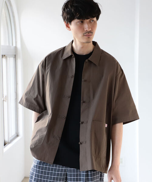 UNIVERSAL OVERALL(ユニバーサルオーバーオール)の「UNIVERSAL OVERALL × B:MING by BEAMS / 別注 チャイナ シャツ(シャツ/ブラウス・メンズ・ブラック/ベージュ/ダークブラウン・SMALL/LARGE/MEDIUM)」の1枚目の写真