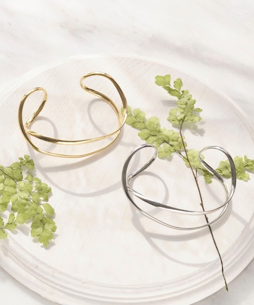 Phoebe（フィービィー）の「ラグジュアリーアシンメトリーラインバングル（バングル/リストバンド・レディース・シルバー/ゴールド・FREE）」の7枚目の写真