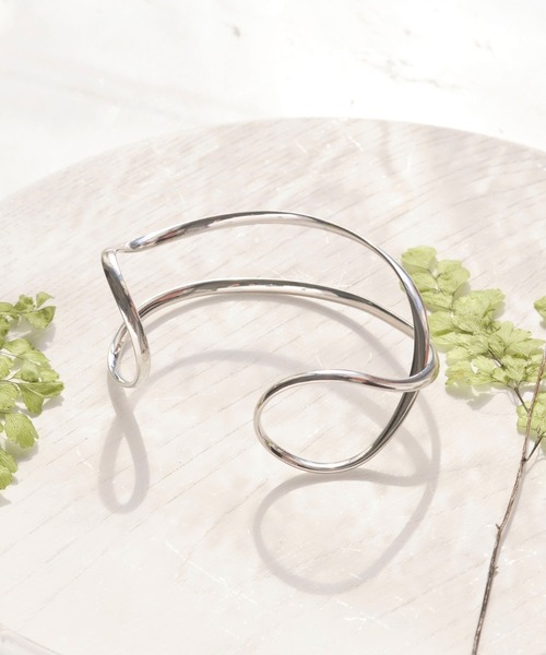 Phoebe（フィービィー）の「ラグジュアリーアシンメトリーラインバングル（バングル/リストバンド・レディース・シルバー/ゴールド・FREE）」の5枚目の写真