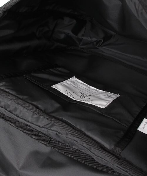 THRASHER(スラッシャー)の「HOMETOWN BACKPACK S 20L/スラッシャーバッグパックリュックサック(ショルダーバッグ・メンズ・ブラック×ホワイト/ブラック×レッド・FREE)」の3枚目の写真
