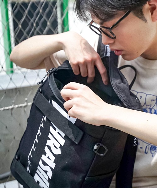 THRASHER(スラッシャー)の「HOMETOWN BACKPACK S 20L/スラッシャーバッグパックリュックサック(ショルダーバッグ・メンズ・ブラック×ホワイト/ブラック×レッド・FREE)」の18枚目の写真