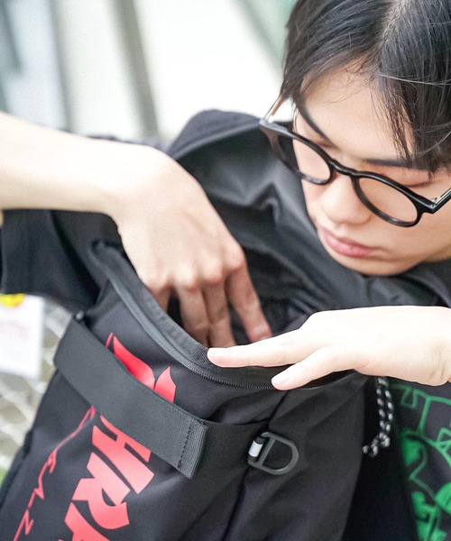 THRASHER(スラッシャー)の「HOMETOWN BACKPACK S 20L/スラッシャーバッグパックリュックサック(ショルダーバッグ・メンズ・ブラック×ホワイト/ブラック×レッド・FREE)」の6枚目の写真