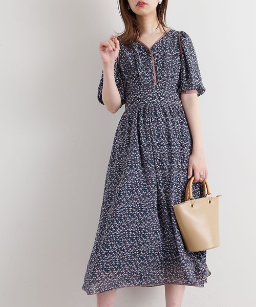 natural couture(ナチュラルクチュール)の「配色小花柄バルーンワンピース(ワンピース・レディース・ブラック/ネイビー/オフホワイト/サックスブルー・FREE)」の3枚目の写真