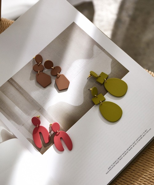 VIS（ビス）の「カラーアクリル変形ピアス（ピアス（両耳用）・レディース・ピンク/ミント/キャメル・FREE）」の4枚目の写真