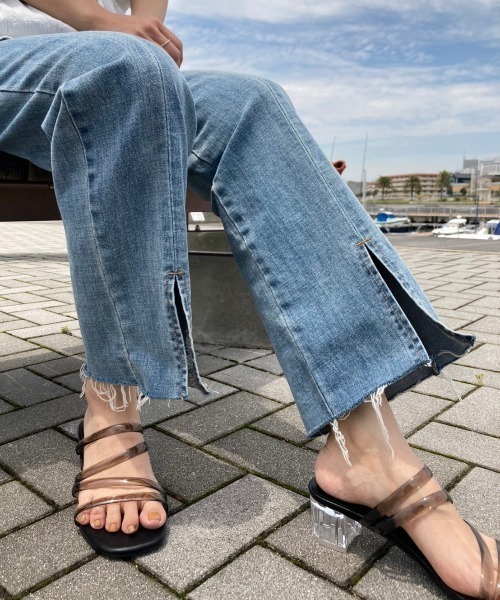 Chez toi（シェトワ）の「裾スリットセミフレアデニム（デニムパンツ・レディース・ブルー/サックスブルー系/グレー・SMALL/MEDIUM）」の3枚目の写真