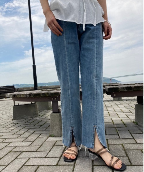 Chez toi（シェトワ）の「裾スリットセミフレアデニム（デニムパンツ・レディース・ブルー/サックスブルー系/グレー・SMALL/MEDIUM）」の4枚目の写真