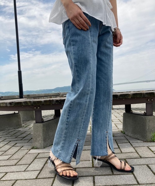 Chez toi（シェトワ）の「裾スリットセミフレアデニム（デニムパンツ・レディース・ブルー/サックスブルー系/グレー・SMALL/MEDIUM）」の5枚目の写真
