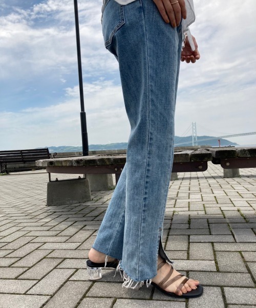 Chez toi（シェトワ）の「裾スリットセミフレアデニム（デニムパンツ・レディース・ブルー/サックスブルー系/グレー・SMALL/MEDIUM）」の6枚目の写真