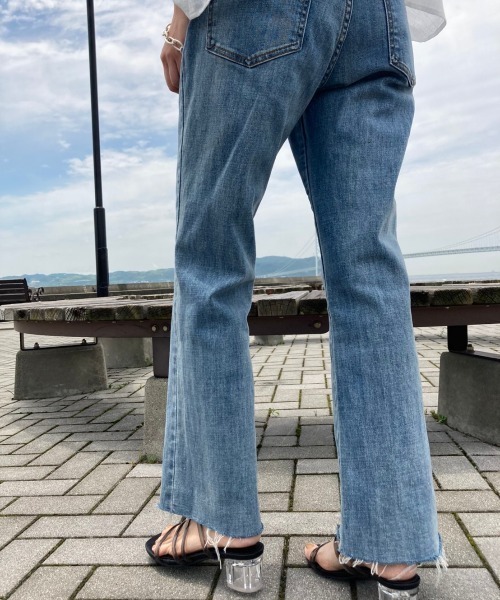 Chez toi（シェトワ）の「裾スリットセミフレアデニム（デニムパンツ・レディース・ブルー/サックスブルー系/グレー・SMALL/MEDIUM）」の7枚目の写真