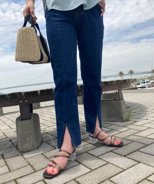 Chez toi（シェトワ）の「裾スリットセミフレアデニム（デニムパンツ・レディース・ブルー/サックスブルー系/グレー・SMALL/MEDIUM）」の11枚目の写真