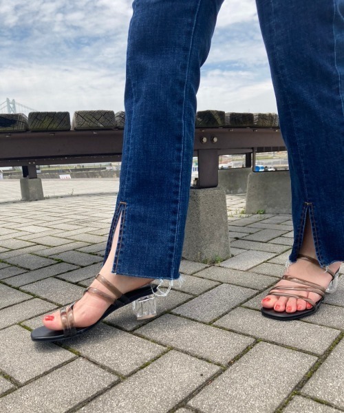 Chez toi（シェトワ）の「裾スリットセミフレアデニム（デニムパンツ・レディース・ブルー/サックスブルー系/グレー・SMALL/MEDIUM）」の12枚目の写真