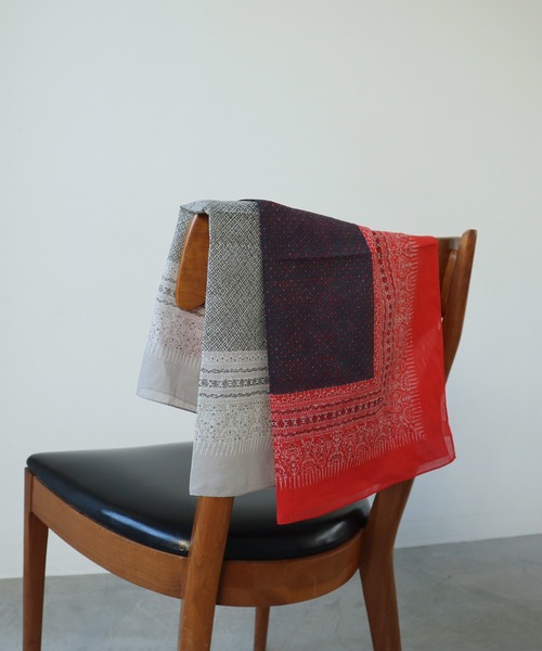 cardo fabrica(カルドファブリカ)の「._◇インド更紗プリントハンカチーフ(バンダナ/スカーフ・レディース・ネイビー/グレー・FREE)」の7枚目の写真