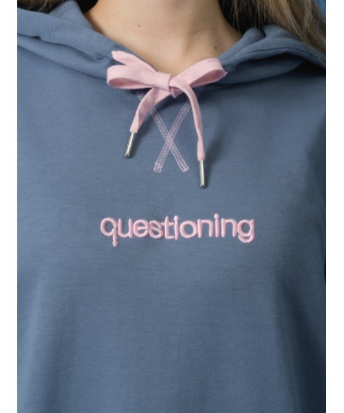 Questioning(クエスチョニング)の「ロゴ配色ステッチ ボリュームスリーブ ビッグプルオーバーパーカー(パーカー・メンズ・グレー/ブルー・M/L)」の8枚目の写真