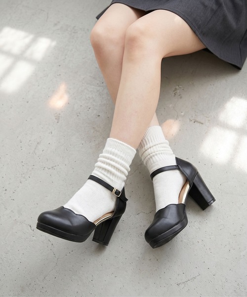 LibertyDoll（リバティードール）の「LibertyDoll セパレートストラップチャンキーヒールスカラップパンプス（パンプス・レディース・グレー/ベージュ/ライトグリーン/ライトブルー/ブラック/ダークブラウン/ブラック系その他/ネイビー/ベージュ系その他/ワイン/アイボリー/ブラウン/ピンクベージュ/シルバー/ネイビー系/ブラック系その他2・M/LL/S/L）」の3枚目の写真