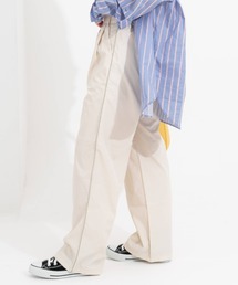 サイドラインタック入りナイロンパンツ