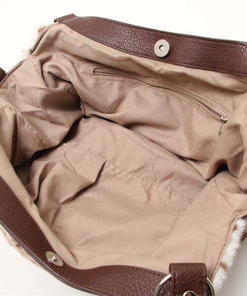 alcali(アルカリ)の「フロコ アクリルファー2WAYバッグ【取り扱い店舗限定】(ショルダーバッグ・レディース・ブラウン/グレイッシュベージュ・FREE)」の5枚目の写真