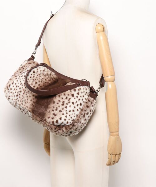 alcali(アルカリ)の「フロコ アクリルファー2WAYバッグ【取り扱い店舗限定】(ショルダーバッグ・レディース・ブラウン/グレイッシュベージュ・FREE)」の3枚目の写真