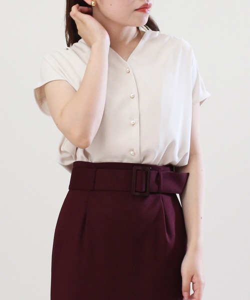 TRUDEA(トルディア)の「パールボタンVネックブラウス(ビジネスシャツ・レディース・サックスブルー/グレー/グレイッシュベージュ/ホワイト/ピンクベージュ/ベージュ・MEDIUM/SMALL/LARGE)」の3枚目の写真