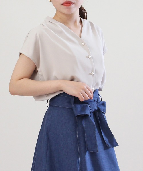 TRUDEA(トルディア)の「パールボタンVネックブラウス(ビジネスシャツ・レディース・サックスブルー/グレー/グレイッシュベージュ/ホワイト/ピンクベージュ/ベージュ・MEDIUM/SMALL/LARGE)」の4枚目の写真