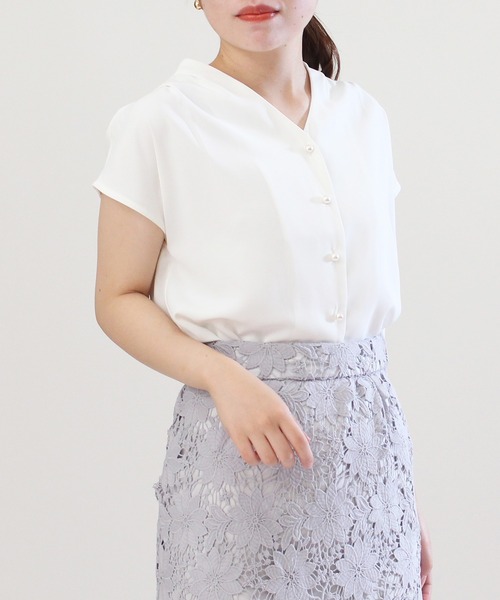 TRUDEA(トルディア)の「パールボタンVネックブラウス(ビジネスシャツ・レディース・サックスブルー/グレー/グレイッシュベージュ/ホワイト/ピンクベージュ/ベージュ・MEDIUM/SMALL/LARGE)」の7枚目の写真