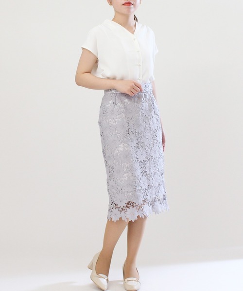 TRUDEA(トルディア)の「パールボタンVネックブラウス(ビジネスシャツ・レディース・サックスブルー/グレー/グレイッシュベージュ/ホワイト/ピンクベージュ/ベージュ・MEDIUM/SMALL/LARGE)」の12枚目の写真