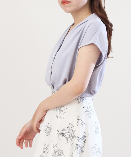 TRUDEA(トルディア)の「パールボタンVネックブラウス(ビジネスシャツ・レディース・サックスブルー/グレー/グレイッシュベージュ/ホワイト/ピンクベージュ/ベージュ・MEDIUM/SMALL/LARGE)」の21枚目の写真
