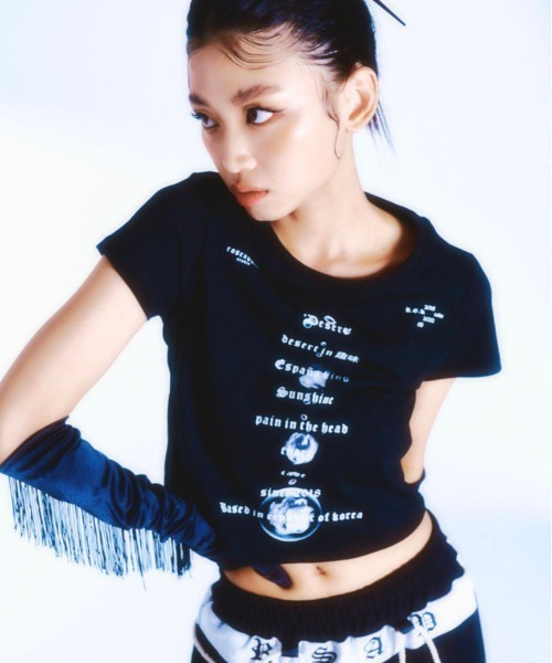 ROSEAPPLE STUDIO（ローズアップルスタジオ）の「【ROSEAPPLE STUDIO/ローズアップルスタジオ】222 Basic logo crop t/プリントT 半袖トップス 半袖Tシャツ 白Tシャツ 黒Tシャツ ゴシック クロップド 短丈トップス（Tシャツ/カットソー・レディース・ホワイト/ブラック・ONE SIZE）」の2枚目の写真