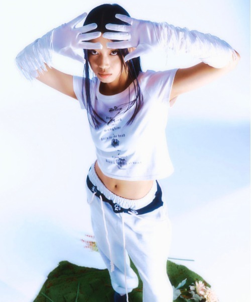 ROSEAPPLE STUDIO（ローズアップルスタジオ）の「【ROSEAPPLE STUDIO/ローズアップルスタジオ】222 Basic logo crop t/プリントT 半袖トップス 半袖Tシャツ 白Tシャツ 黒Tシャツ ゴシック クロップド 短丈トップス（Tシャツ/カットソー・レディース・ホワイト/ブラック・ONE SIZE）」の5枚目の写真