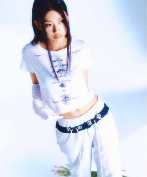 ROSEAPPLE STUDIO（ローズアップルスタジオ）の「【ROSEAPPLE STUDIO/ローズアップルスタジオ】222 Basic logo crop t/プリントT 半袖トップス 半袖Tシャツ 白Tシャツ 黒Tシャツ ゴシック クロップド 短丈トップス（Tシャツ/カットソー・レディース・ホワイト/ブラック・ONE SIZE）」の3枚目の写真