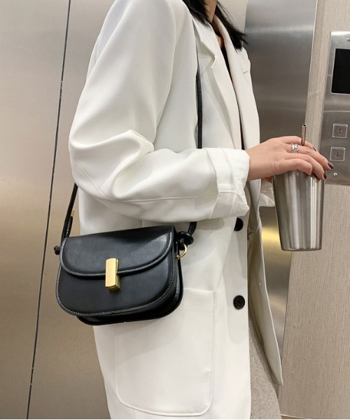 ibeul_（イベール）の「クラシックミニショルダーバッグ（ショルダーバッグ・レディース・ブラック/キャメル/ワイン・FREE）」の8枚目の写真