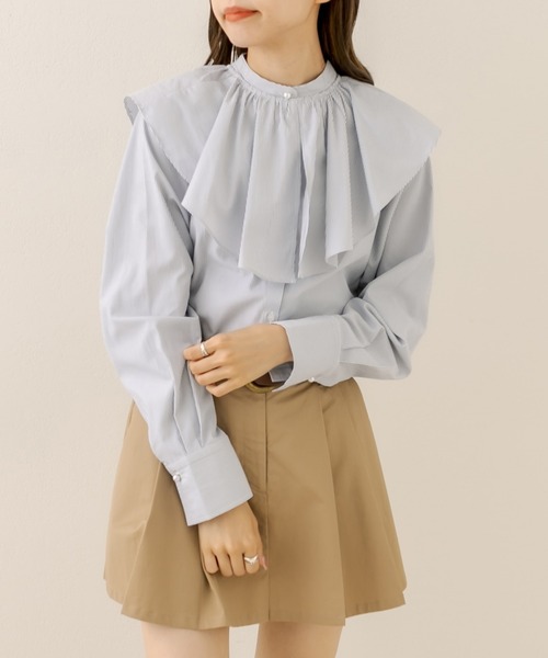 OLIVE des OLIVE(オリーブデオリーブ)の「ラッフルカラ―付ブラウス(シャツ/ブラウス・レディース・ホワイト/オフホワイト/ネイビー・FREE)」の1枚目の写真