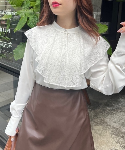 OLIVE des OLIVE(オリーブデオリーブ)の「ラッフルカラ―付ブラウス(シャツ/ブラウス・レディース・ホワイト/オフホワイト/ネイビー・FREE)」の3枚目の写真