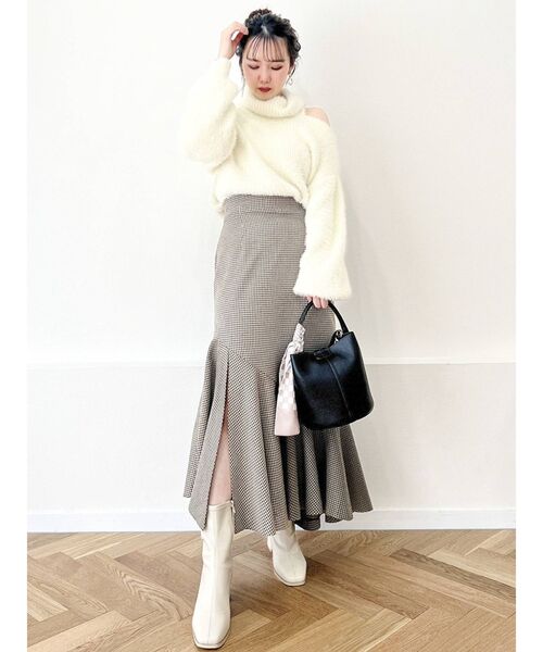 dazzlin（ダズリン）の「ショルダーオープンシャギーニットトップス（ニット/セーター・レディース・レッド/オフホワイト/グレー/ベージュ・FREE）」の6枚目の写真