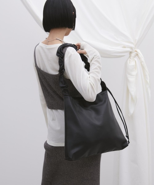 Aunt Marie's（アントマリーズ）の「【お気に入り６万超え】2WAYワンハンドルバッグ / ギャザーデザイントートバッグ / A4収納可能（ショルダーバッグ・レディース・ブラック/ベージュ/アイボリー/シルバー/グレー・FREE）」の18枚目の写真