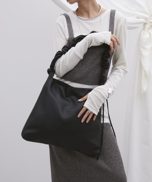 Aunt Marie's（アントマリーズ）の「【お気に入り６万超え】2WAYワンハンドルバッグ / ギャザーデザイントートバッグ / A4収納可能（ショルダーバッグ・レディース・ブラック/ベージュ/アイボリー/シルバー/グレー・FREE）」の16枚目の写真