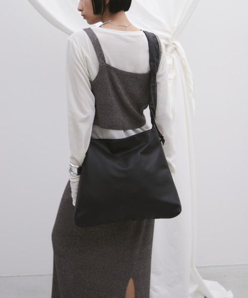 Aunt Marie's（アントマリーズ）の「【お気に入り６万超え】2WAYワンハンドルバッグ / ギャザーデザイントートバッグ / A4収納可能（ショルダーバッグ・レディース・ブラック/ベージュ/アイボリー/シルバー/グレー・FREE）」の20枚目の写真