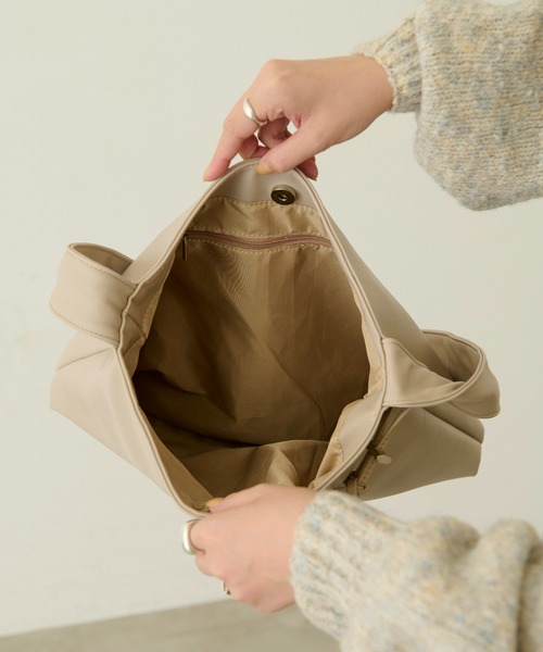 Aunt Marie's（アントマリーズ）の「【お気に入り６万超え】2WAYワンハンドルバッグ / ギャザーデザイントートバッグ / A4収納可能（ショルダーバッグ・レディース・ブラック/ベージュ/アイボリー/シルバー/グレー・FREE）」の6枚目の写真