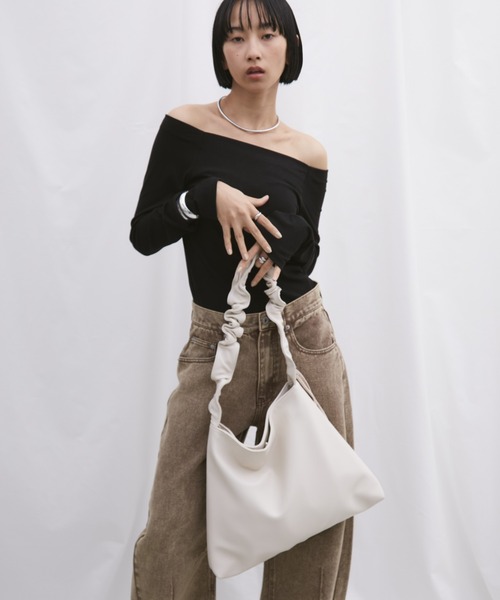 Aunt Marie's（アントマリーズ）の「【お気に入り６万超え】2WAYワンハンドルバッグ / ギャザーデザイントートバッグ / A4収納可能（ショルダーバッグ・レディース・ブラック/ベージュ/アイボリー/シルバー/グレー・FREE）」の10枚目の写真