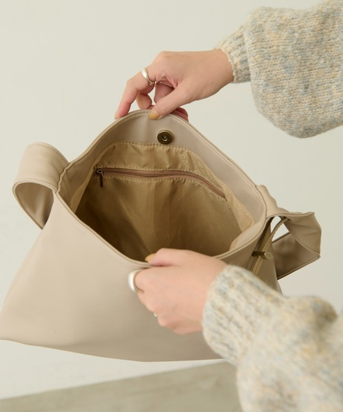 Aunt Marie's（アントマリーズ）の「【お気に入り６万超え】2WAYワンハンドルバッグ / ギャザーデザイントートバッグ / A4収納可能（ショルダーバッグ・レディース・ブラック/ベージュ/アイボリー/シルバー/グレー・FREE）」の7枚目の写真